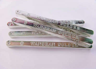 專業焊接用環保無鉛焊錫條 錫銅高效材料   環保無鉛焊錫條中的錫銅合金（如Sn99.3Cu0.7）是當前電子制造領域主流的高效焊接材料， 具有成本低、環保合規、焊點光亮且穩定性強等優勢，特別適用于波峰焊和自動化產線。 這類材料不含鉛，符合RoHS等國際環保標準，能有效減少對環境和人體的危害。  錫銅無鉛焊錫條的核心優勢 ?環保合規?：不含鉛、鎘、汞等有害物質，滿足歐盟RoHS指令要求，適用于出口型電子產品生產。 ?焊接性能優良?：熔點為227℃，在270–300℃作業溫度下流動性好，潤濕性強，焊點飽滿、光亮、圓滑。 ?抗氧化能力強?：使用過程中錫渣少，降低材料損耗，提升生產效率。 ?經濟性高?：相比含銀焊料（如SAC305），錫銅合金不含貴金屬銀，成本更低，適合大規模工業應用。 ?適用范圍廣?：可用于電子設備、醫療儀器、汽車電子、航天通訊等多個領域的PCB焊接與連接工藝。 推薦產品參考 ?QLG強力環保無鉛焊錫條? 品牌：安葉錫材，規格為1公斤/條，熔點217℃~227℃，適用于波峰焊工藝，包裝為20條/盒。